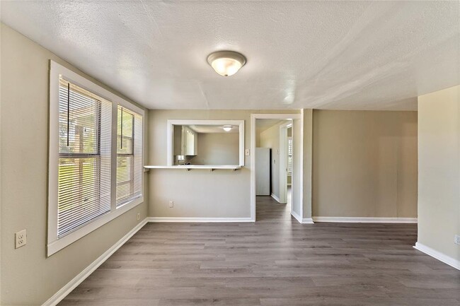 911 4th St N-Unit -Rear in Texas City, TX - Building Photo - Building Photo