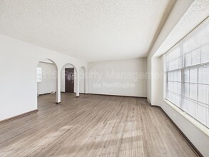 3929 S Carriage Ln in Independence, MO - Foto de edificio - Building Photo