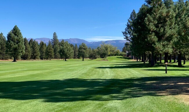 Truckee Pines in Truckee, CA - Foto de edificio - Building Photo