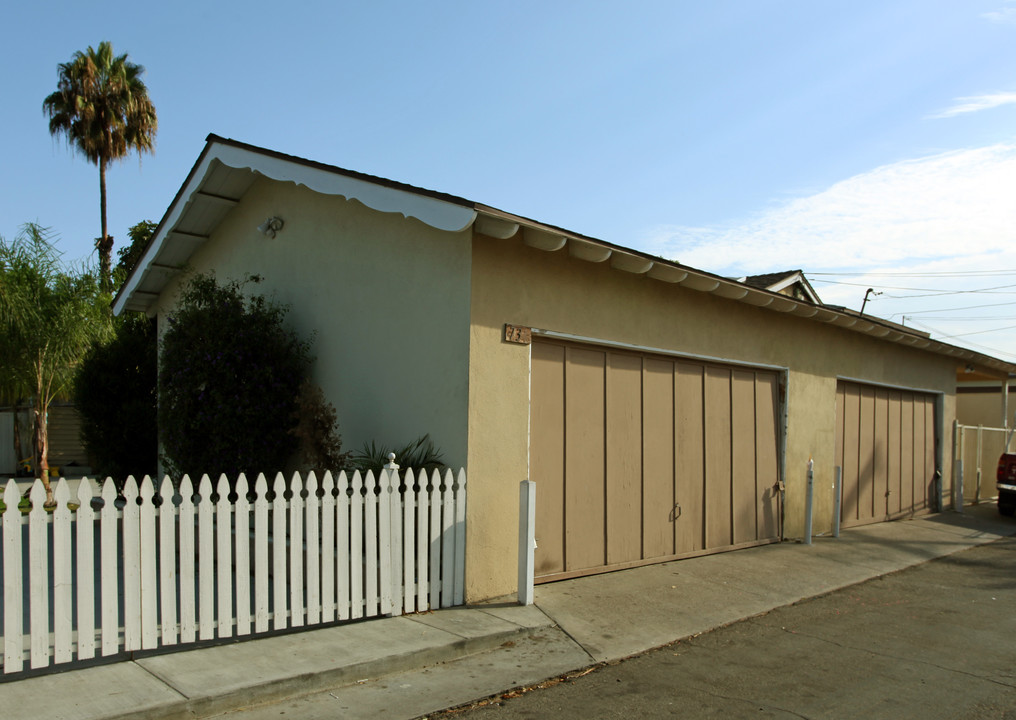 734 W Bellevue Dr in Anaheim, CA - Building Photo