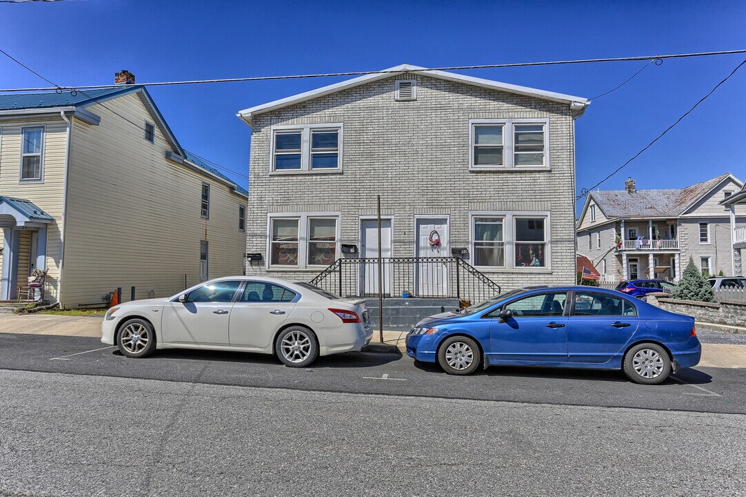 38 N Penn St in Shippensburg, PA - Building Photo