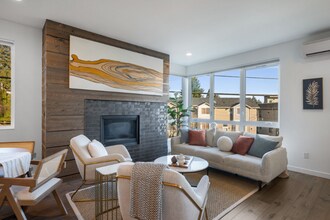 8380 Loyal Way NW in Seattle, WA - Building Photo - Building Photo