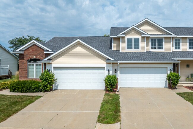 Williams Pointe Townhomes in Waukee, IA - Building Photo - Building Photo