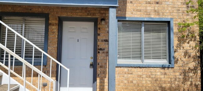 530 W Hopkins St in San Marcos, TX - Building Photo - Building Photo