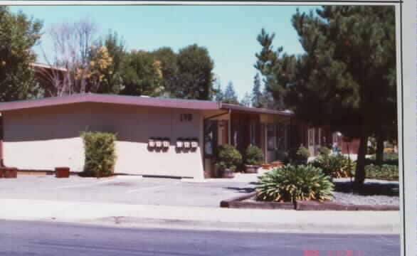 198 Gladys Ave in Mountain View, CA - Foto de edificio - Building Photo