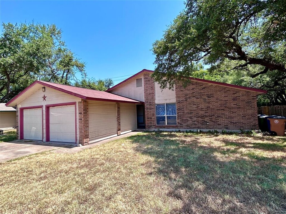 8802 Pineridge Dr in Austin, TX - Building Photo