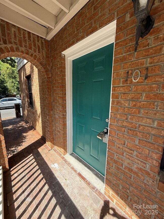 property at 406 W 9th St