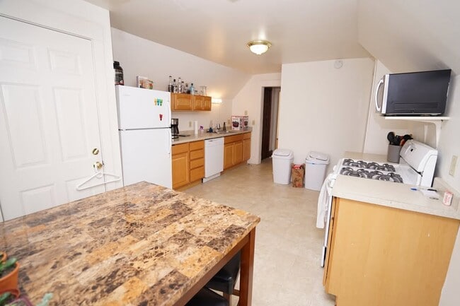345 W Doty St, Unit 2 in Madison, WI - Foto de edificio - Building Photo