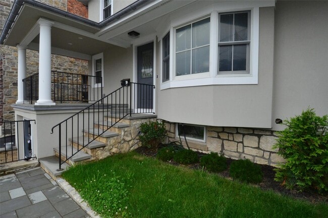 137 Hillside Pl in Eastchester, NY - Building Photo - Building Photo