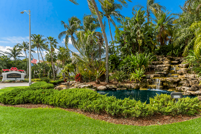 Woodbine in Riviera Beach, FL - Foto de edificio - Building Photo