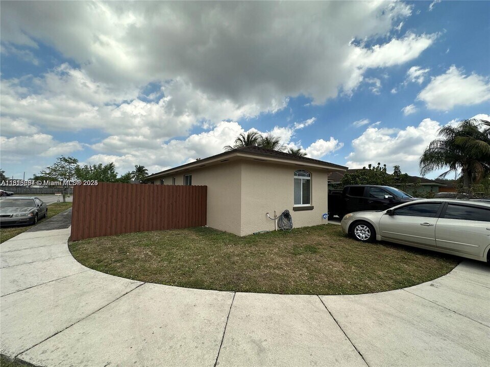 3783 NW 201st Terrace in Miami Gardens, FL - Building Photo