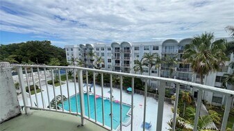 486 NW 165th St in Miami, FL - Building Photo