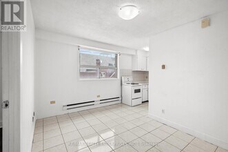 638-638 Dufferin St in Toronto, ON - Building Photo - Building Photo
