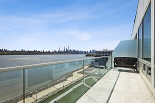 9 Somerset Ln in Edgewater, NJ - Building Photo