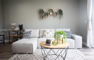 7941 Catalina Cir in Tamarac, FL - Building Photo