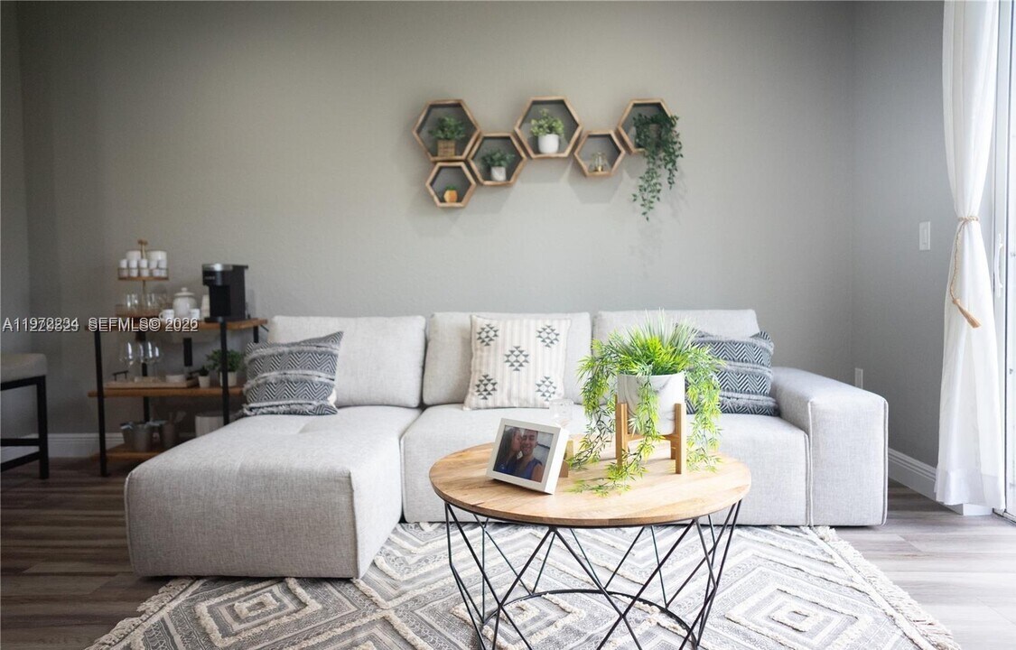 7941 Catalina Cir in Tamarac, FL - Building Photo