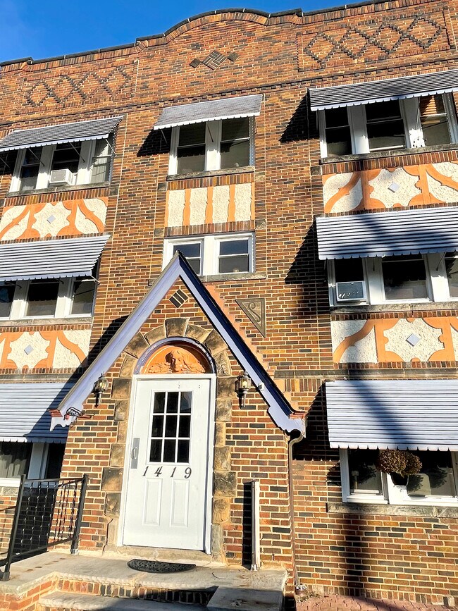 1419 Roycroft Ave Apartments and Nearby Lakewood Apartments For Rent Lakewood, OH