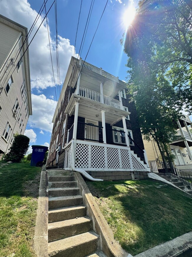 44 Clarendon Ave, Unit 2