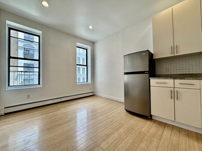 344 W 52nd St