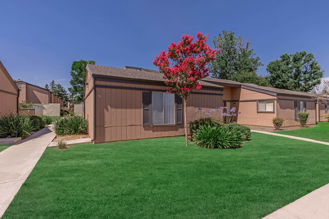 Glenbrook Apartments in Bakersfield, CA - Building Photo - Building Photo