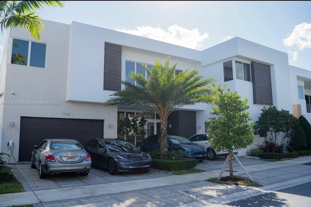 10262 NW 74th Terrace in Doral, FL - Building Photo