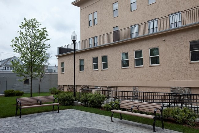 Sacred Heart Apartments in Lawrence, MA - Foto de edificio - Building Photo