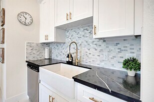 5908 St Augustine St in Houston, TX - Building Photo