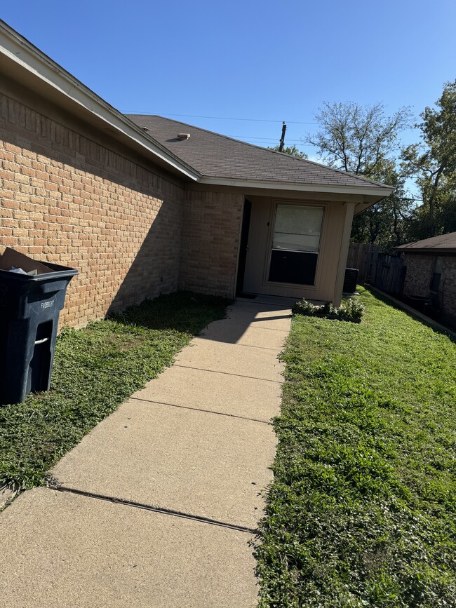 6859 S Creek Dr in Fort Worth, TX - Building Photo - Building Photo