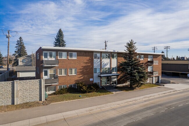 2020 16th Ave NW in Calgary, AB - Building Photo - Building Photo