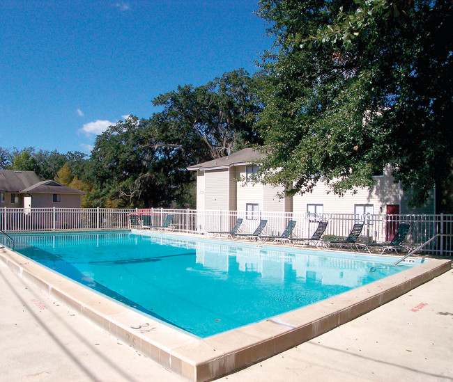 Chartre Oaks Apartments in Tallahassee, FL - Foto de edificio - Building Photo