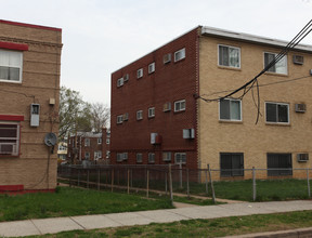 4620 Hillside Rd SE in Washington, DC - Foto de edificio - Building Photo