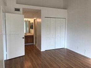 831 Lyons Rd in Coconut Creek, FL - Foto de edificio - Building Photo