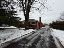 7 Roundhay Dr in Ottawa, ON - Building Photo