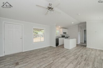 106 S Pacific Ave in Iowa Park, TX - Building Photo - Building Photo