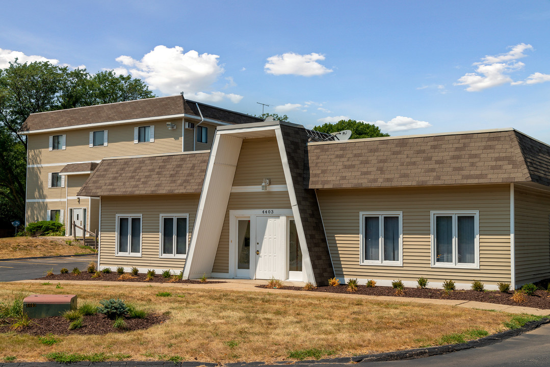 Woodland West in West Des Moines, IA - Foto de edificio