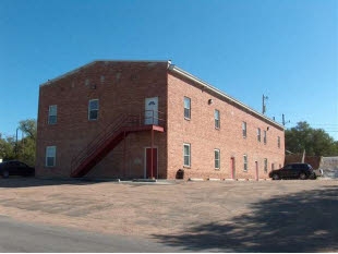 706 9th St in Dodge City, KS - Building Photo