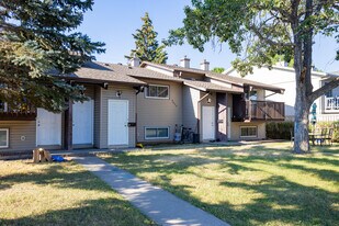 7511 41 Av NW in Calgary, AB - Building Photo