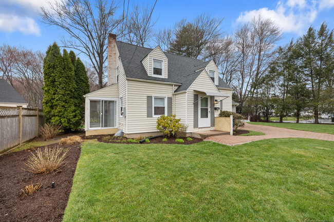 27 Tecumseh Rd in West Hartford, CT - Foto de edificio - Building Photo