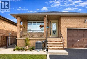 227 Templemead Dr in Hamilton, ON - Building Photo
