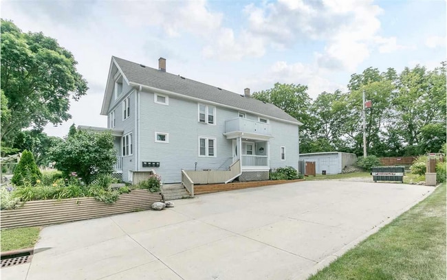 8831 W Maple St in West Allis, WI - Building Photo - Building Photo