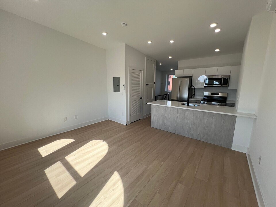 4253 Viola St in Philadelphia, PA - Building Photo