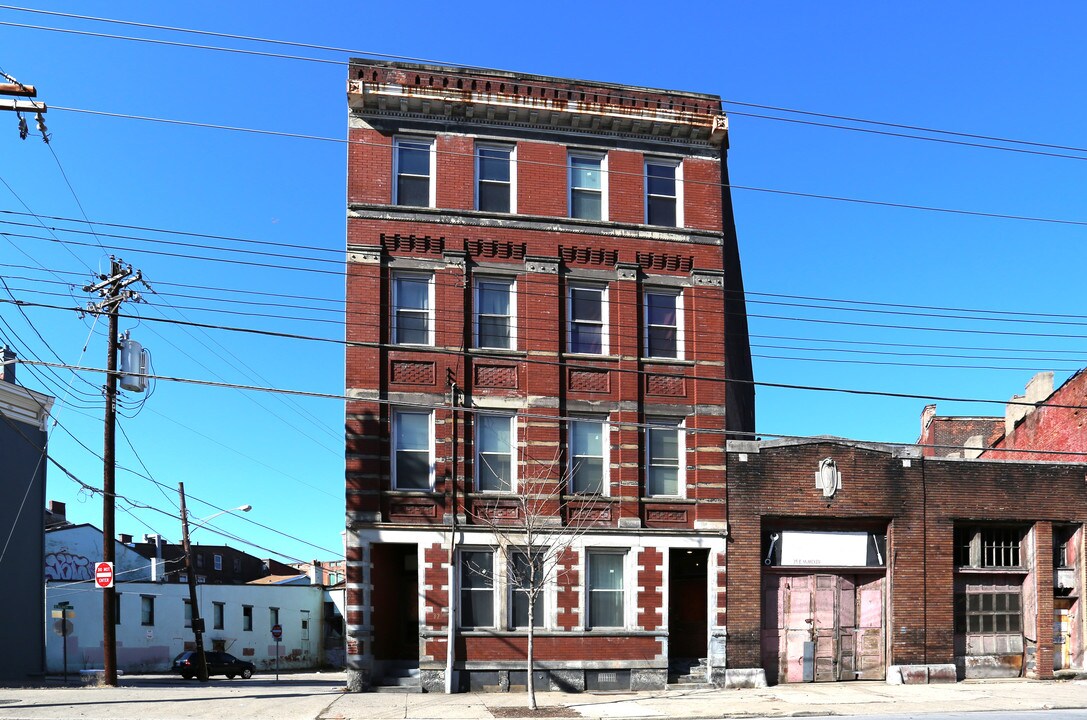 37 E McMicken Ave in Cincinnati, OH - Building Photo