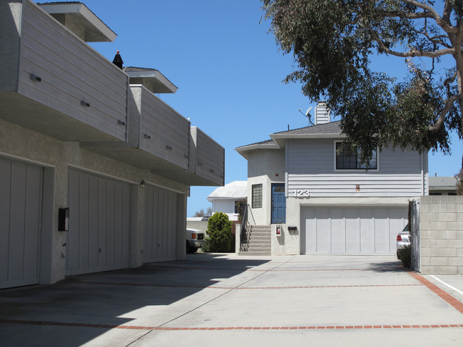 123-125 S Helberta Ave in Redondo Beach, CA - Building Photo - Building Photo