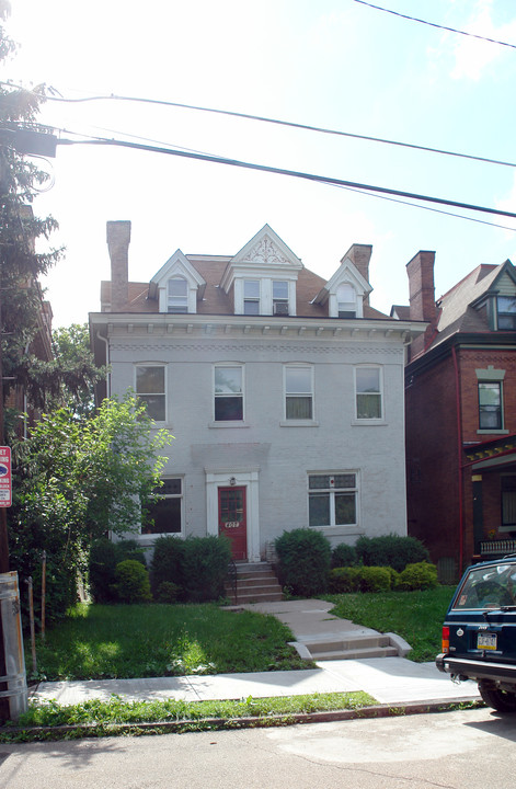 407 S Graham St in Pittsburgh, PA - Building Photo