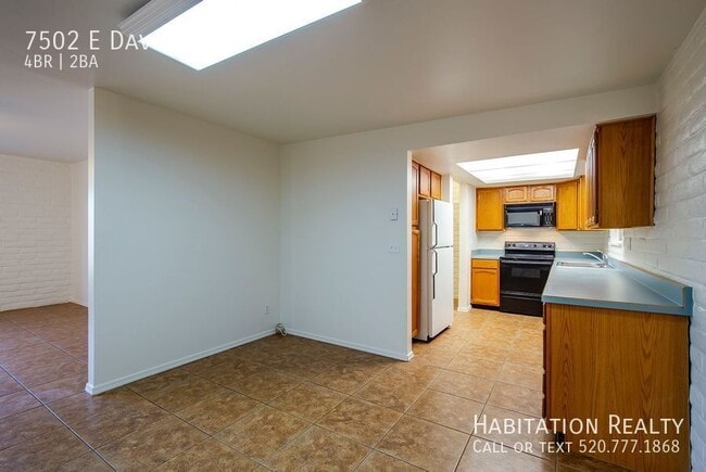 7502 E David Dr in Tucson, AZ - Foto de edificio - Building Photo