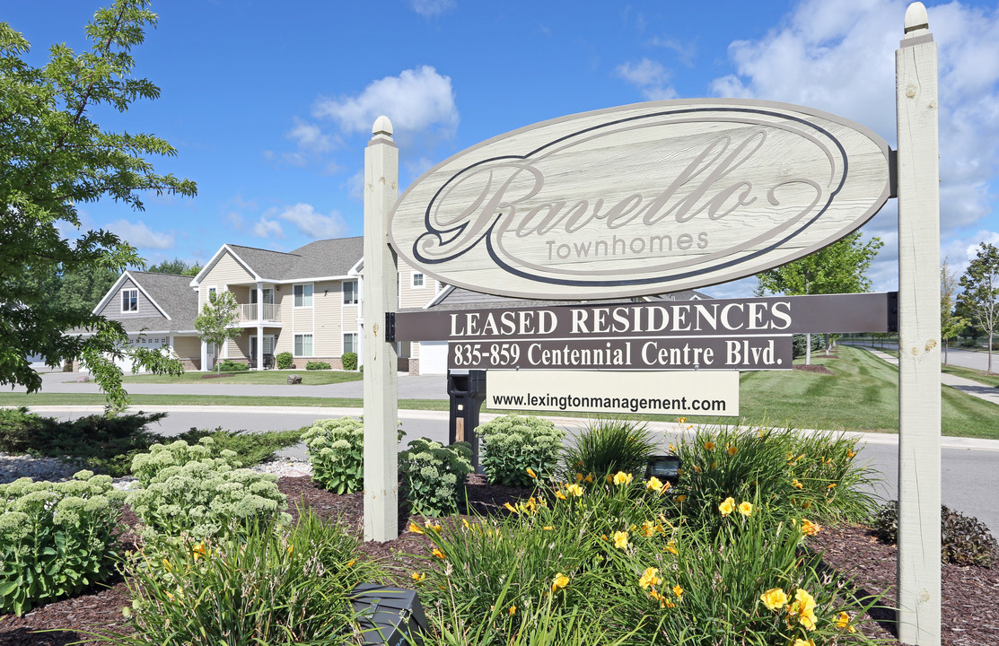 Ravello Townhomes in Hobart, WI - Foto de edificio