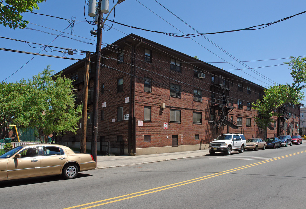 Pennington Court in Newark, NJ - Building Photo