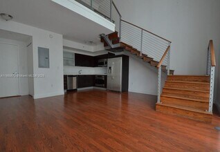 90 SW 3rd St, Unit # TH307 in Miami, FL - Building Photo - Building Photo