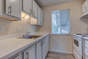 Johnson Creek Village Apartments. in Portland, OR - Building Photo