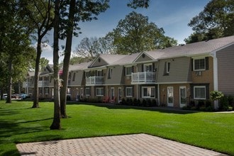 Fairfield Village At Coram in Coram, NY - Foto de edificio - Building Photo